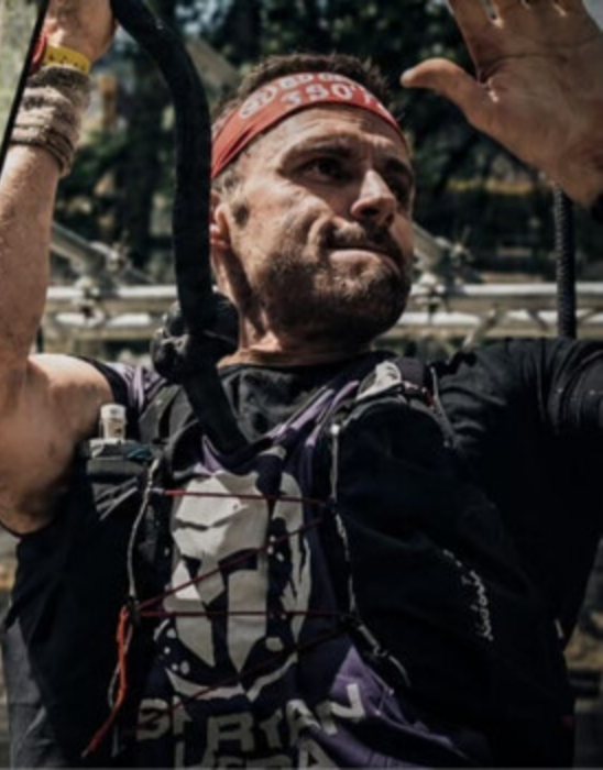 Damien Bertin franchissant un obstacle de corde lors d'une course à obstacles
