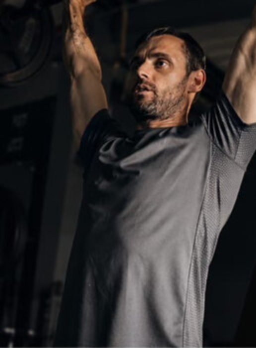 Damien Bertin en traction lors d'une séance de renforcement musculaire